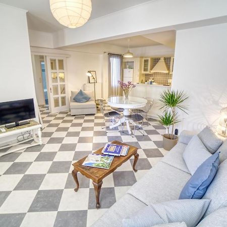 Stylish, Cozy 2-Bdr Flat In Andros Town By Explore Andros Bagian luar foto