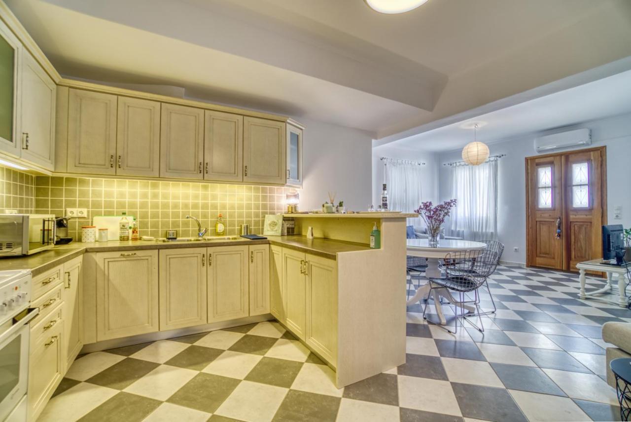 Stylish, Cozy 2-Bdr Flat In Andros Town By Explore Andros Bagian luar foto